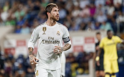 冠军体育热评-扎伊尔-埃梅里和球迷合影来者不拒